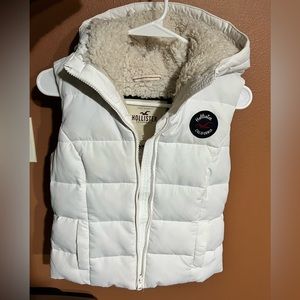 Size S Hollister white puffy Sherpa vest in great condition! Super warm!